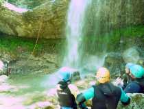 Les premiers canyoneurs attendent au soleil le reste du groupe