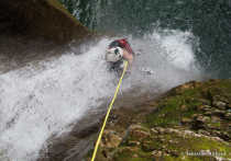 Rappel sous la cascade puis toboggan!