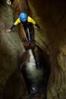 Petit saut dans la zone des mains courantes. Ici le canyon ne fait sue 1,50m de large