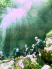 Devant la Cascade de 28m du Canyon