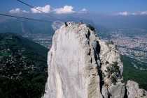 Tyrolienne sur le rocher des 3 pucelles avec vue sur Grenoble