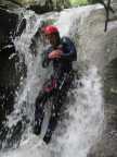 Futur marié dans un Toboggan au canyon d'Angon à Annecy