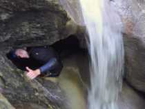 Entrée d'un passage souterrain pour contourner la cascade