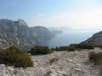 Falaises qui tombent dans l'eau jusqu'a Cassis.