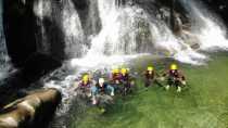 Au pied de la cascade de Tuf au canyon du Furon