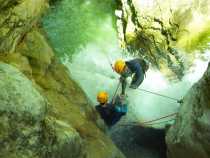 Mise en place de la dernière tyroliene du canyon