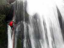 Sébastien descend en rappel la cascade de Tuffe.