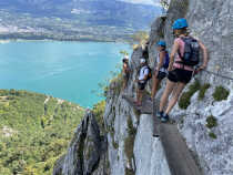 Contempler la vue sur le lac du Bourget