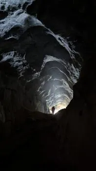 Galerie d'entrée de la grotte Favot