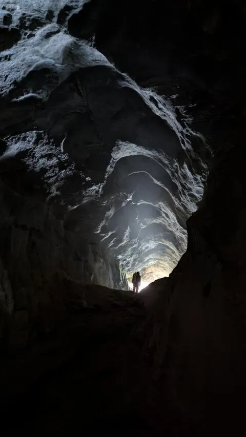 La longue galerie à l'entrée de la grotte Favot dans le Vercors
