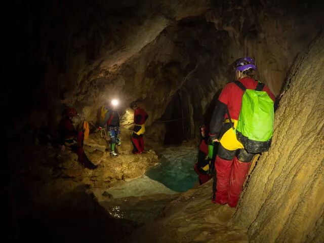 Passage aquatique dans la rivière souterraine de la grotte Gournier.