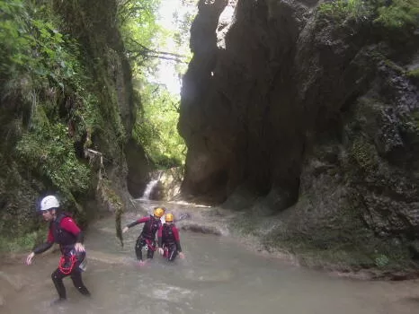 Petite marche aquatique dans le canyon du Terfond Pernaz