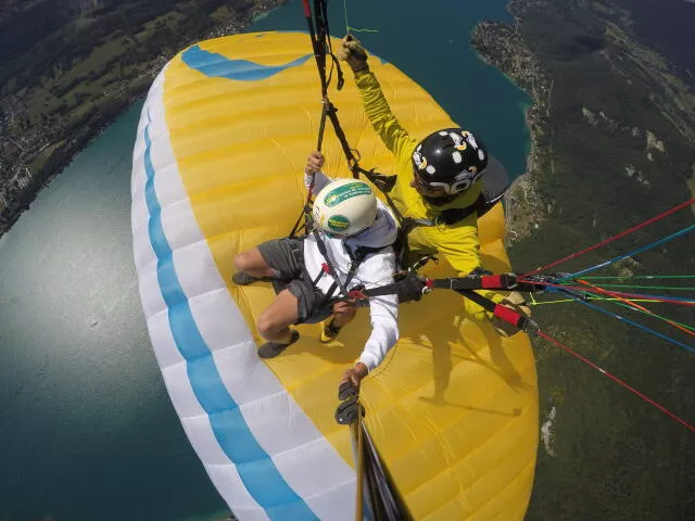 Long vol parapente et figures acrobatiques en Haute -Savoie