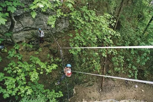 On sort de la Grotte par une Tyrolienne.