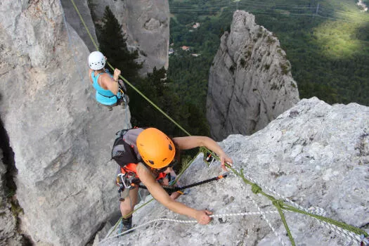Mouvements d'escalade facile qui constitue un des nombreux intérêts du parcours.