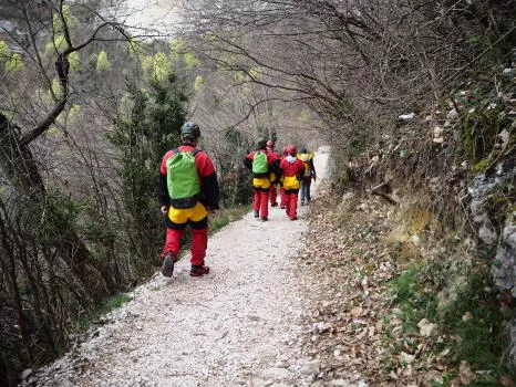 Approach walk for the cave !