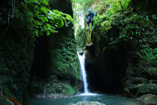 Saut de 7m (non obligatoire) canyon du Grenant