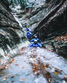 Ambiance magique dans la cascade gelée