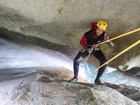 Descente en rappel de 20m au canyon des Moules marinières