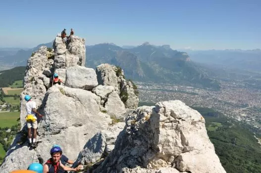 Véritable course d'arrête rocheuse dans le Vercors qui domine Grenoble. Au loin le Mont Blanc et la Chartreuse.