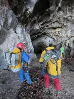 Entrée spectaculaire de la Grotte
