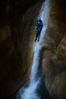Le grand toboggan de 10m, canyoning au Pont du Diable