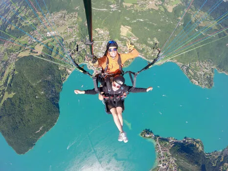 Baptême parapente vue surplombant le lac d'Annecy