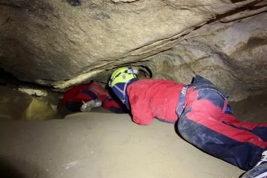 Ramping dans grotte roche.