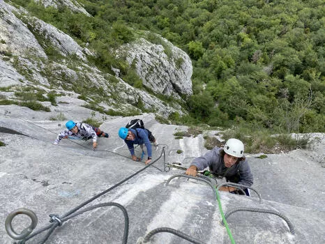 Dans la grande face Verticale finale de la via ferrata de saint pierre d'entremont