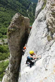 Passage entre le pilier et la paroi.