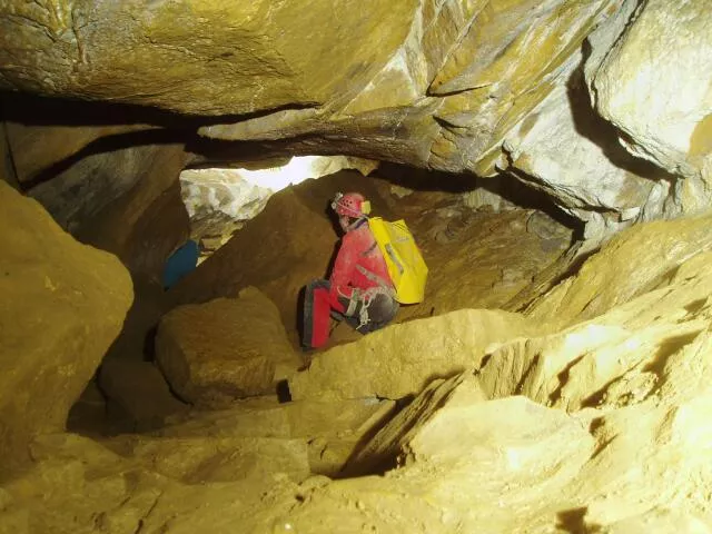 Passage entre les blocs dans la grotte de Jujurieux.