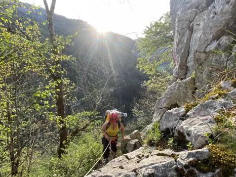 Via corda d'approche vers l'entrée de la grotte a grotte
