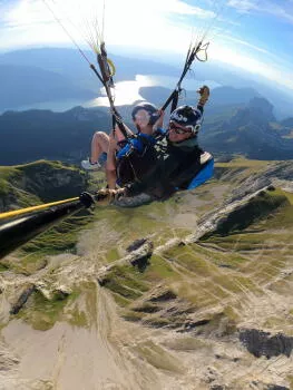 Vol et figures aérienne en parapente