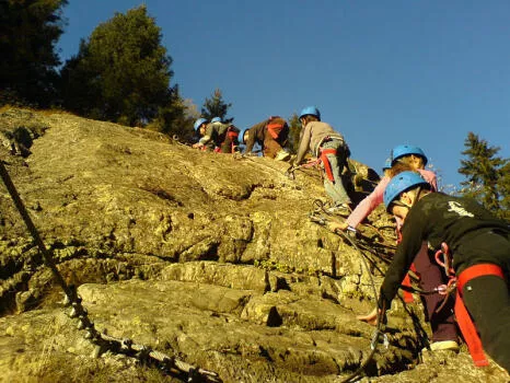 Via ferrata et groupe encordée pour un groupe de 8 enfants