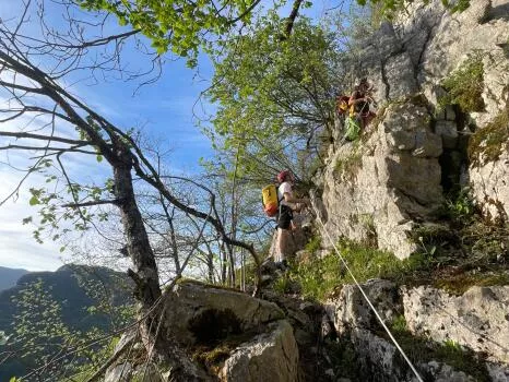 Randonnée d'approche vers la grotte