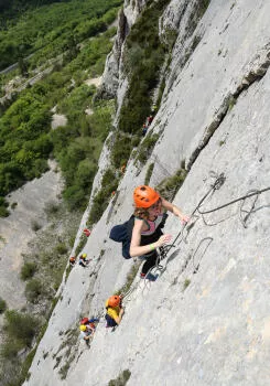 Progression vertical sur échelle de fer.