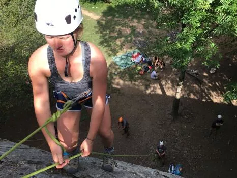 Concentrée, sur le site d'Angon