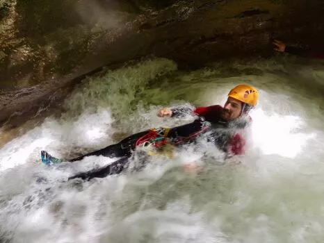 Au départ du toboggan de 15m, canyon du Ternèze