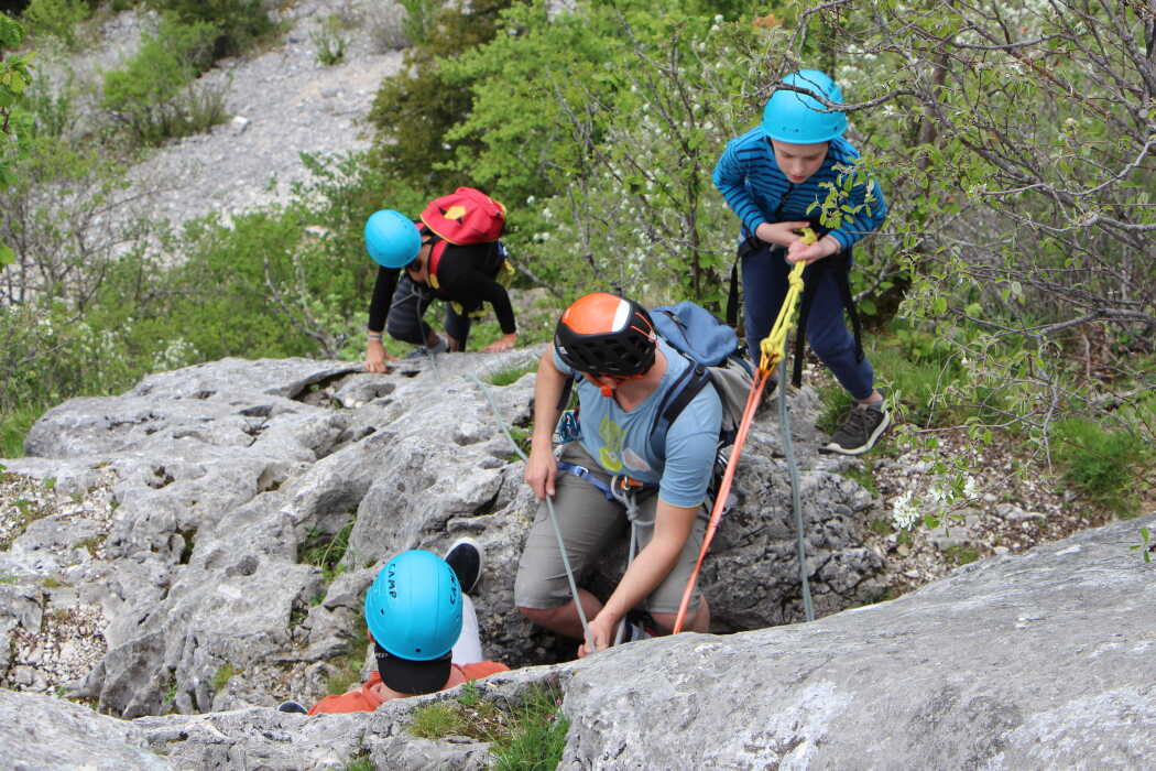 Escalade des petits piliers à Lans en Vercors. Grande voie facile.