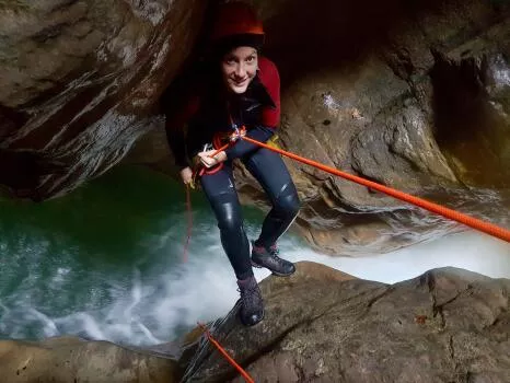 Descente en rappel encaissée.