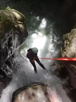 Descente en rappel, au canyon de Montmin, Haute-Savoie.