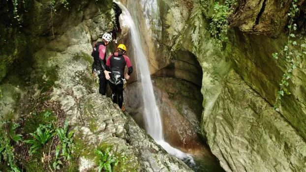Saut de 4m dans le canyon de Ternèze