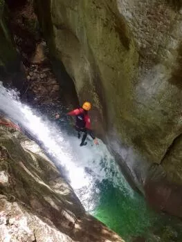 Saut au départ du canyon du Furon