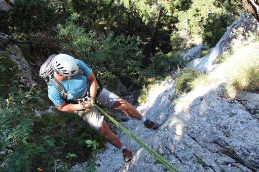 Descente en rappel.