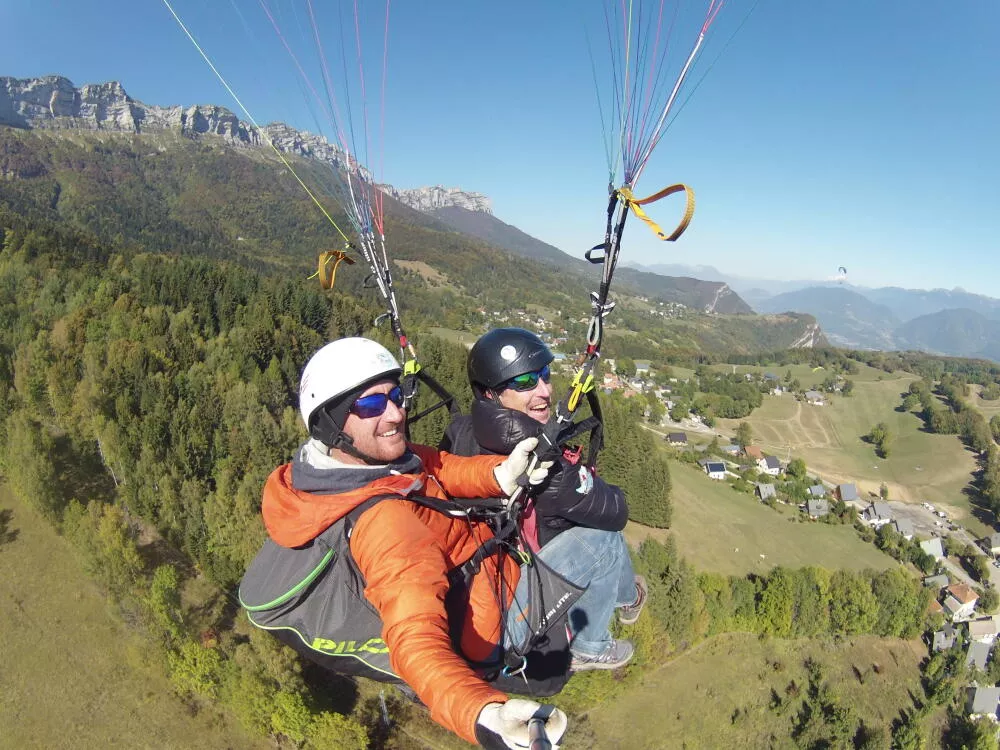 Vol biplace en parapente encadré par un pilote - Office de