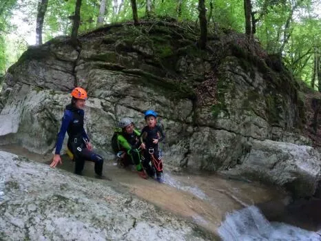 De nombreux petits toboggans dans la randonnée aquatique des bauges