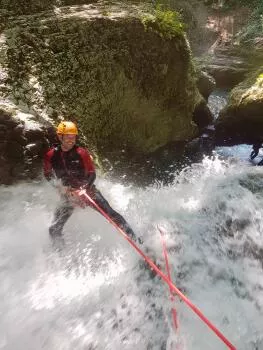 Descente en rappel avant le passage de l'arche
