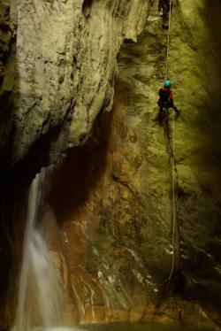 Le Rappel de 12m, c'est plus gros obstacle du canyon. La Corde est réglée à 1m de l'eau!