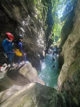 Saut de 7 mètres en canyoning