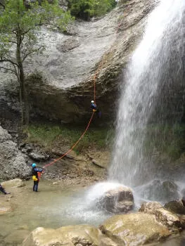 28m abseil, Ecouges complete course, near Grenoble and Lyon, Vercors range